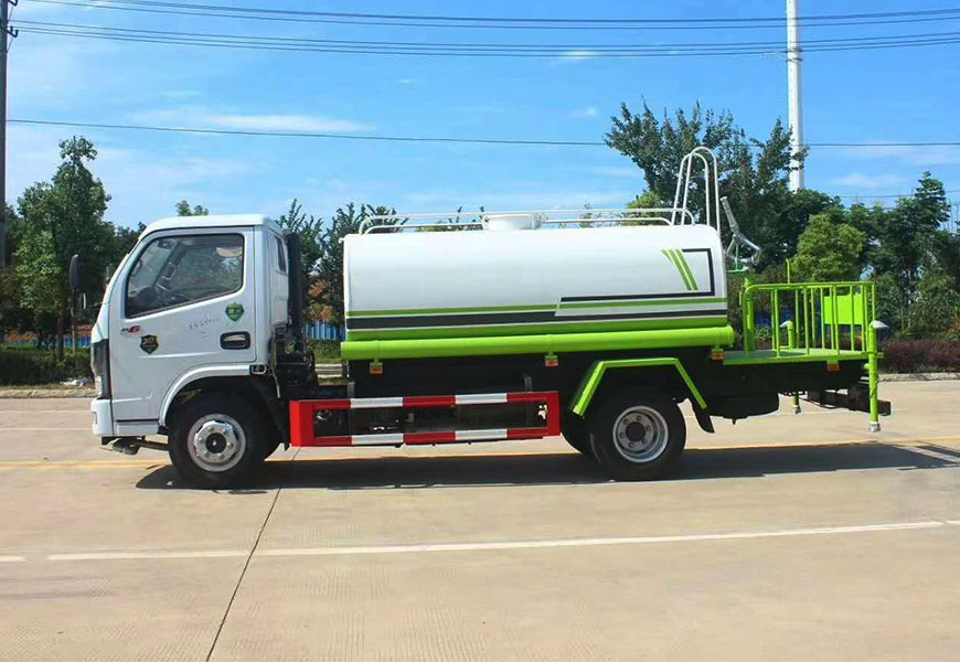 東風多利卡5方灑水車側(cè)方展示圖