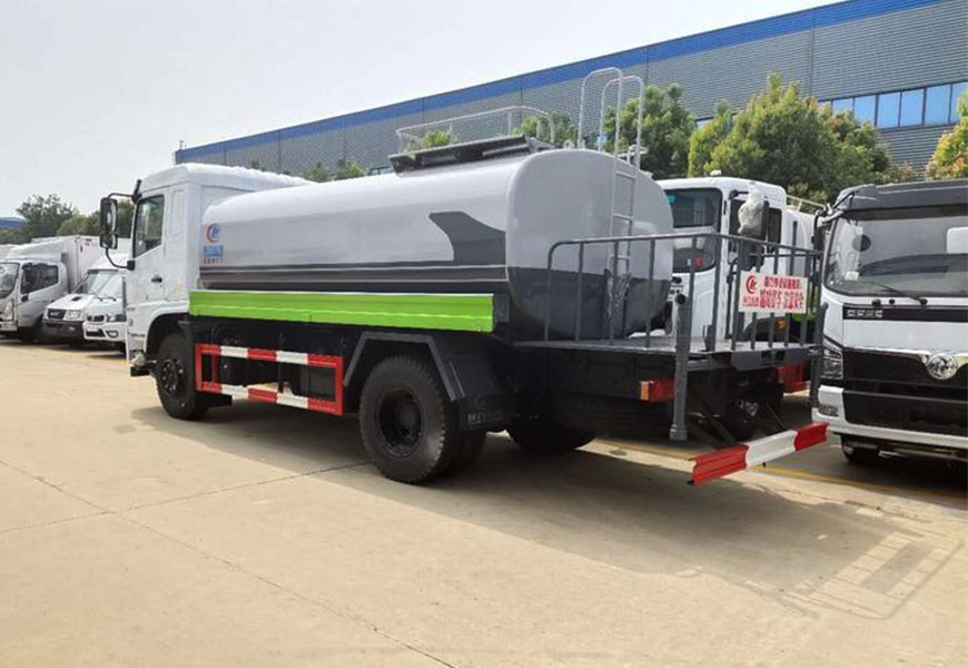 東風(fēng)專底12方灑水車(chē)后方展示圖